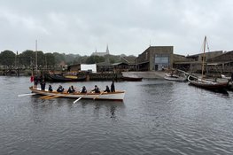 Captains Gig blev afviklet i regn og gråvejr, da de syv både på skift lagde til ved Vikingeskibsmuseets rekonstruktion Estrid Byrding for at tage en VIP ombord. Herefter gjaldt det om at ro i flot paradestil gennem museumshavnen, sætte passageren af ved inderhavnen og returnere med præcision, stil og godt sømandskab.