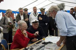 Dronningen har ved flere lejligheder også mødt Vikingeskibsmuseets marinarkæologer - her er det på besøg på Fejø - hvor der vises fund fra en undersøisk stenalderboplads, som Vikingeskibsmuseet var i færd med at undersøge, samtidig med, at Dronningen og Prins Henrik besøgte Fejø på deres årlige sommertogt. Foto: Morten Johansen