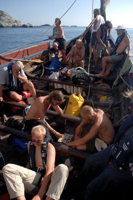 Et par gaster fordriver ventetiden med et slag skak på Havhingstens norgestogt i 2006. Foto: Werner Karrasch, Vikingeskibsmuseet.