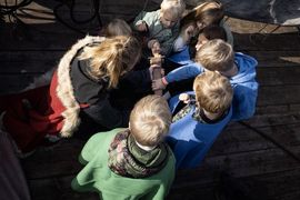 På Familierundvisningen hjælper i med at finde Tyrs mistede mod. På Familierundvisningen hjælper i med at finde Tyrs mistede mod.