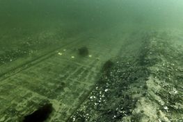 I løbet af foråret og sommeren 2023 gennemførte Vikingeskibsmuseet en kompleks, arkæologisk bedrift. Museets marinarkæologer udgravede og bjærgede to hidtil ukendte skibsvrag fra sejlløbet ’Svælget’ i Øresund.