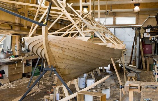 Åledrivkvase bygget på Vikingeskibsmuseet i Roskildes bådeværft til privatkunde, der bruger båden til lystsejlads. Båden har fået en indenbords motor, men bliver ellers bygget og indrettet som de 100 år gamle kvaser.