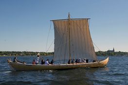 Der er plads til 20 personer om bord på de traditionelle både, som sejler museumsgæster ud på Roskilde Fjord.