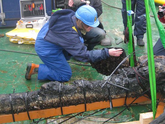 Kristiane Strætkvern, conservator at the National Museum of Denmark’s Conservation Department in Brede gets a first-hand impression of the anchor after it is raised.
