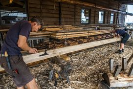 Rekonstruktion af Skuldelev 5 - Bådebyggerne tilhugger kølen. 