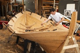 På bådeværftet bygges der klinkbyggede både i alle størrelser. Kig forbi og blive klogere på hvordan man bygger som vikingerne