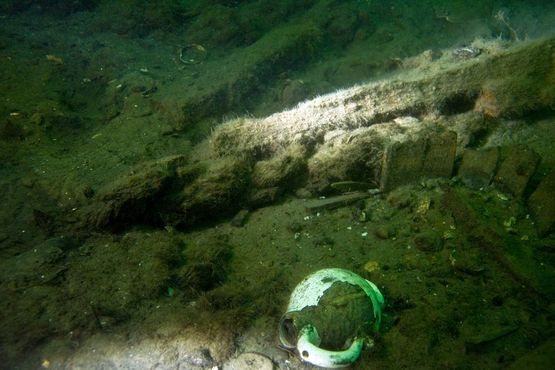 Glaseret lertøjskande, rester af spand eller pøs (th.) og en del kraftigt tovværk. Foto: Morten Johansen, Vikingeskibsmuseet