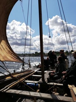 Sejlet er sat, og båden har fuld fart på. Der er intet, som sejlads i åben båd på fjorden.