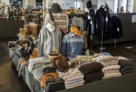 Vikingeskibsmuseets Museumsbutik ligger i Vikingeskibshallen