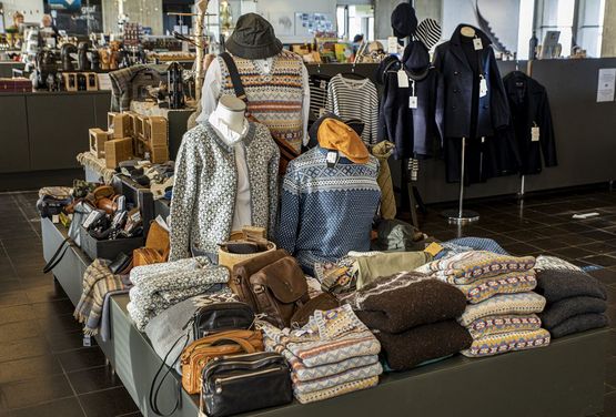 Historisk gode varer i Museumsbutikken. Museumsbutikken på Vikingeskibsmuseet har et stort udvalg af smykker, tekstiler og brugsgenstande i nordisk design og med inspiration fra vikingetiden. Historisk gode varer i Museumsbutikken. Museumsbutikken på Vikingeskibsmuseet har et stort udvalg af smykker, tekstiler og brugsgenstande i nordisk design og med inspiration fra vikingetiden.