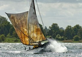 Marcus Noer en traditionel fiskerjolle for sejl. Copyright Vikingeskibsmuseet i Roskilde. Marcus Noer en traditionel fiskerjolle for sejl. Copyright Vikingeskibsmuseet i Roskilde.