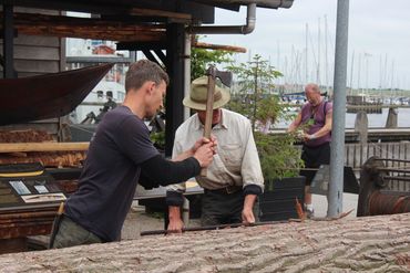 Martin and Birger use an axe and a froe to cut through the fibres that cross over the line of the split. 