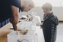 På Vikingeskibsmuseet kan I undersøge nogle af de spændende ting, som arkæologerne har fundet i forbindelse med udgravningerne til den nye halvø Lynetteholm i Københavns Havn.  Foto: Jacob N. Andreassen