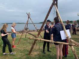 Der 'slynges' og 'slentres' med uldgarn i en af drop-in aktiviteterne på Vikingeskibsmuseet.