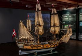 Centralt i udstillingn står den imponerende model af orlogsskibet 'Fides'. Fides deltog både i slaget ved Kolberger Heide og i slaget i Femern Bælt i 1644, hvor det blev erobret af svenskerne. Det var i brug frem til 1669, hvor det helt udtjent blev sænket og anvendt i brokonstruktionen ved mastekranen i Stockholm. Modellen er bygget af Køge Maritime Modelbyggerlaug. Foto: Werner Karrasch / Vikingeskibsmuseeet i Roskilde