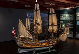 Skibsmodel 'Fides' bygget af Køge Maritime Modelbyggerlaug. Centralt i udstillingn står den imponerende model af orlogsskibet 'Fides'. Fides deltog både i slaget ved Kolberger Heide og i slaget i Femern Bælt i 1644, hvor det blev erobret af svenskerne. Det var i brug frem til 1669, hvor det helt udtjent blev sænket og anvendt i brokonstruktionen ved mastekranen i Stockholm. Modellen er bygget af Køge Maritime Modelbyggerlaug. Foto: Werner Karrasch / Vikingeskibsmuseeet i Roskilde
