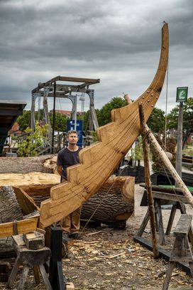 Behind the beautiful stempost is boat builder Martin. It shows the scale of the stem and how impressive the large stem is.