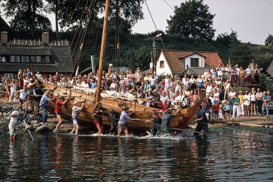 Roar Ege – Museets første fuldskala rekonstruktion af et vikingeskib – blev søsat d. 14 august 1984.