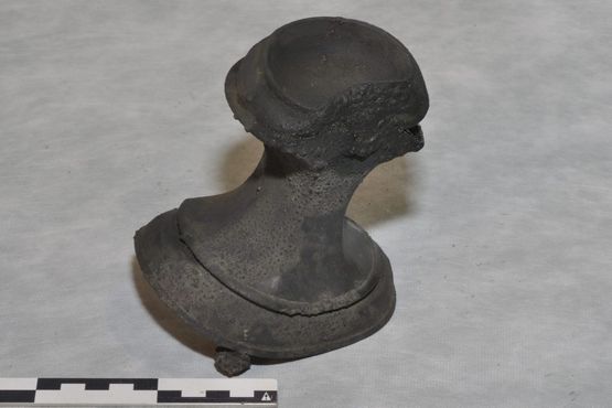 Dette storslåede saltkar af tin blev også fundet ved agterkastellet. Det stammer fra Rotterdam og kan dateres til midt i 1600-tallet. Foto: Morten Johansen, Vikingeskibsmuseet. Dette storslåede saltkar af tin blev også fundet ved agterkastellet. Det stammer fra Rotterdam og kan dateres til midt i 1600-tallet. Foto: Morten Johansen, Vikingeskibsmuseet.