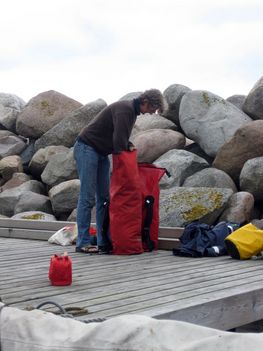 Vibeke pakker sine små røde vadsække.
