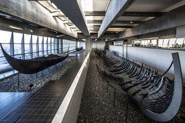 Med millionstøtten kan Vikingeskibsmuseet nu se frem til opførelsen af en ny, fremtidssikker udstillingsbygning. Den nye bygning skal sikre de originale vikingeskibe mod stormflod, stigende vandstand og solens nedbrydende lys.