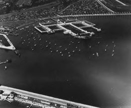 Badeanstalten Helgoland var Nordens største badeanlæg med plads til 2000 tilskuere ved sportsstævner. Bemærk de to lyse   spildevandsfaner i vandet udfor badeanstalten. 1914. Ophavsret: Københavns Museum