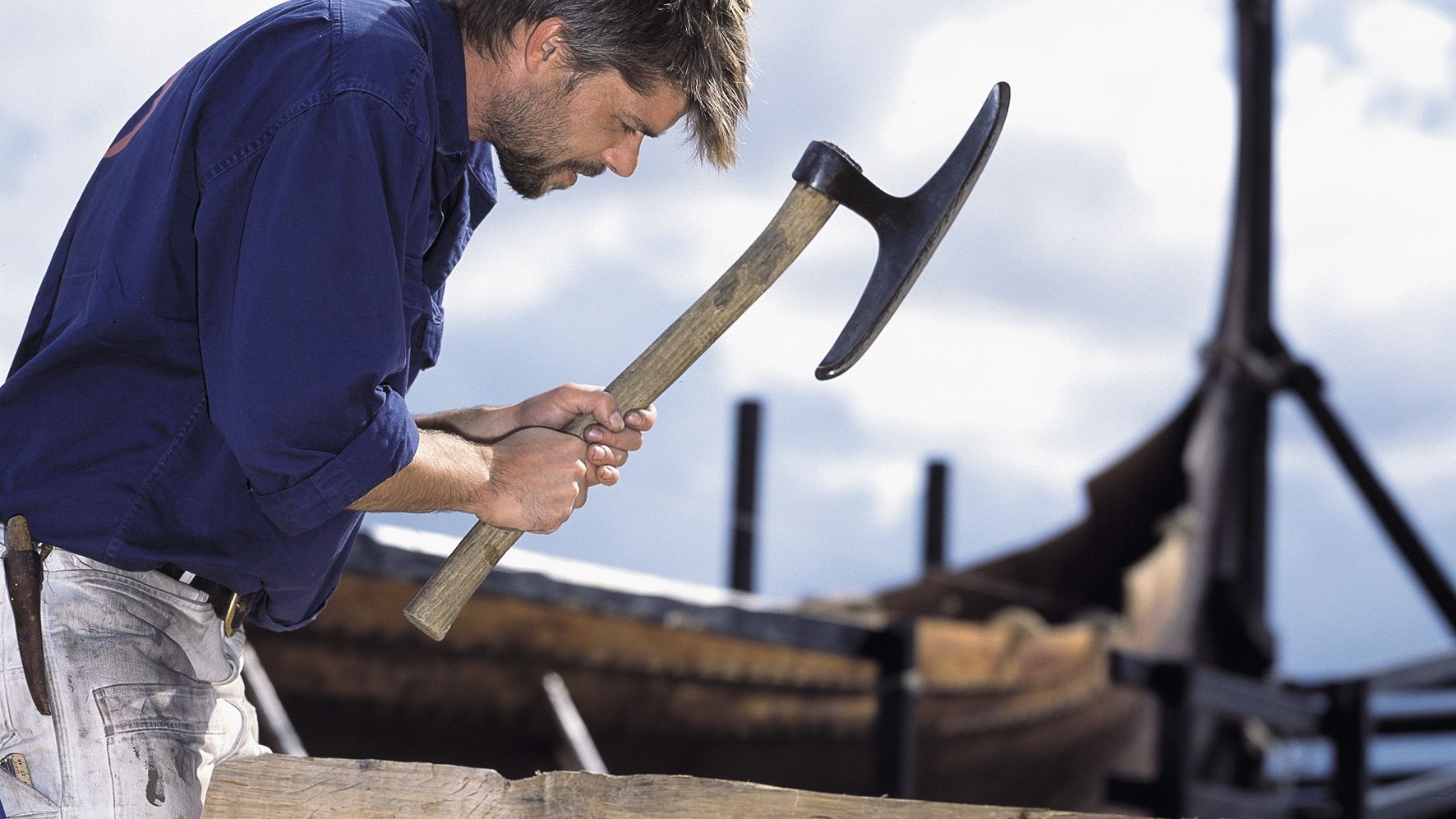 Oplev rekonstruktioner af vikingernes håndværk På bådeværftet kan du følge bådebyggernes arbejde på helt tæt hold.