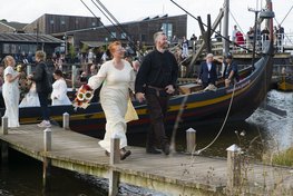 Marianne og Thomas Willert Lind fra Gedved ved Horsens efter ceremonien, der blev ledet af DNA-forsker Eske Willerslev. Han gav sit bud på en moderne bryllupstale til parrene. Selve vielsen blev forestået af Roskildes borgmester, Tomas Breddam. 