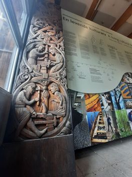 Hylestadsportalen udstillet på Vikingeskibsmuseet, Roskilde.