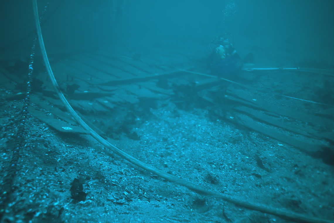 Skibet, der er mere end 600 år gammelt, blev udgravet på 13 meters vanddybde. Nu har arkæologerne dokumentere alle skibsdele og kan derfor fortælle nye detaljer om skibet (Foto: Vikingeskibsmuseet, fotobehandling: DR).