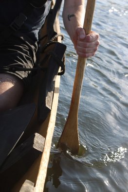 Vikingeskibsmuseets marinarkæolog Morten Ravn har tatoveret vikingeskibet Havhingsten fra Glendalough på sin arm. Fotograf Ole Sand