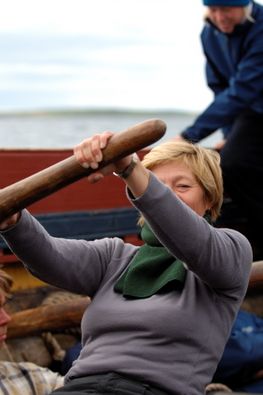 Sometimes the cooks have to row as well. Photo: Werner Karrasch, The Viking Ship Museum