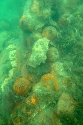 Det egentlige vragområde strækker sig over 31 x 7 meter. Vragresterne består af bunden af et stort skib, der ligger med ballaststen over. Imellem ballaststenene fandt marinarkæologerne store områder med kanonkugler. 