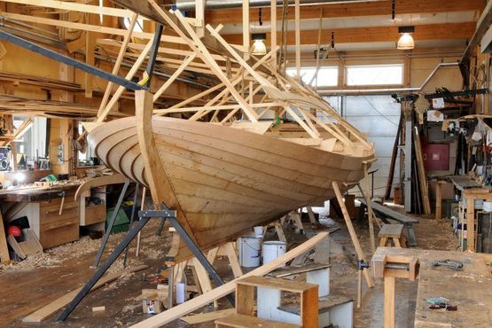 Visitors can follow the process at the boatyard; they can talk with the boat-builders and see the exhibition on the old eel drifters. Photo Werner Karrasch