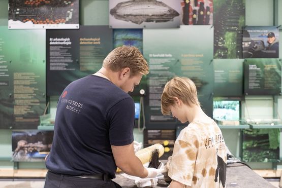 Museet åbner dørene til det marinarkæologiske maskinrum og inviterer besøgende til komme tæt på arbejdet med de to sensationelle skibsfund - og med ind i udforskningen i fortiden. Foto: Morten Johansen