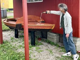 Bådebygger Pernille Rosendahl navngiver skydeprammen.