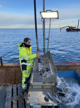 Marinarkæolog Thea Ulvhild Sollum Hermansen solder efter flint