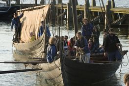 Vikingeskibsmuseet tilbyder for-bookede sejladser for grupper, skoler og virksomheder i de traditionelle, nordiske træbåde.