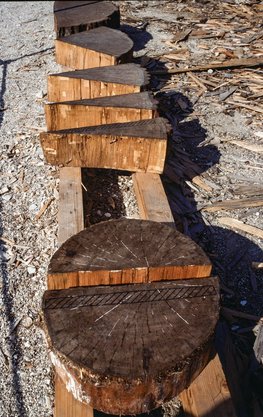 Kløvning af træ til vikingeskibe. Copyright: Vikingeskibsmuseet i Roskilde.