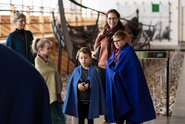 Familierundvisning i Vikingeskibshallen. Copyright: Vikingeskibsmuseet i Roskilde