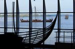 Vikingeskibshallen, udsigt til Roskilde Fjord og sejlende vikingeskibe