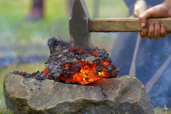 Smeden og mange andre håndværkere besøger Vikingeskibsmuseet i sommerferien.