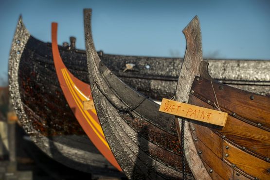 Rekonstruktioner af Vikingeskibe på land foran museet.
