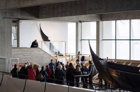 Rundvisning i Vikingeskibshallen. Copyright Vikingeskibsmuseet i Roskilde. Projektleder for formidlingsuniverset i Nyt Vikingeskibsmuseum Louise Kæmpe Henriksen og teamleder for publikumsformidling Jacob Nyborg Andreassen vil stå for testrundvisningerne.. Copyright Vikingeskibsmuseet i Roskilde.