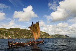 Vikingeskibsmuseets vikingeskib Havhingsten fra Glendalough drog i 2007 på togt mod Dublin i Irland. Her ses skibet ud fra den skotske halvø Knoydart. Copyright Vikingeskibsmuseet i Roskilde.