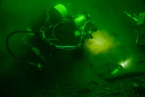 Dykker, Tonni Andersen, JD-Contractor,  i gang med afrensning af konstruktionsdele omkring pumpebrønden på vraget. Foto: Morten Johansen, Vikingeskibsmuseet