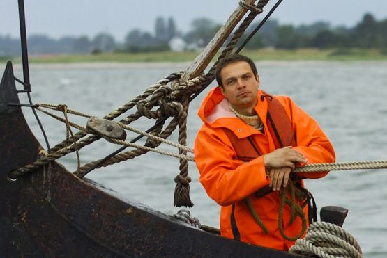 Esben Jessen ombord på vikingeskibet Ottar, som han har sejlet med i mere end 20 år. Skibet kender han derfor som sin egen bukselomme og har lavet flere forsøg med sansenavigation på Ottars rejser til blandt andet Skotland og rundt i Østersøen.