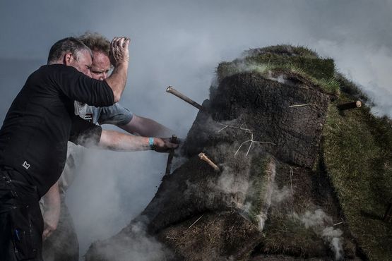 Kulsvierne besøger vikingeskibsmuseet i sommerferien, forvent masser af røg og en krydret duft over hele Strandengen. Copyright: Vikingeskibsmuseet i Roskilde
