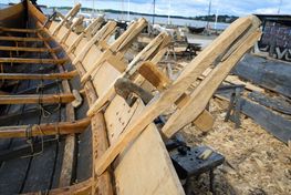 Rekonstruktionen af Skuldelev 3 på bådeværftet på Vikingeskibsmuseet i Roskilde.