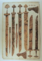 Våbenplanche, formodentlig fra 1847 med illustrationer af seks sværd, to spydhoveder, to øksehoveder og fire spillebrikker. Foto: National Museum of Ireland